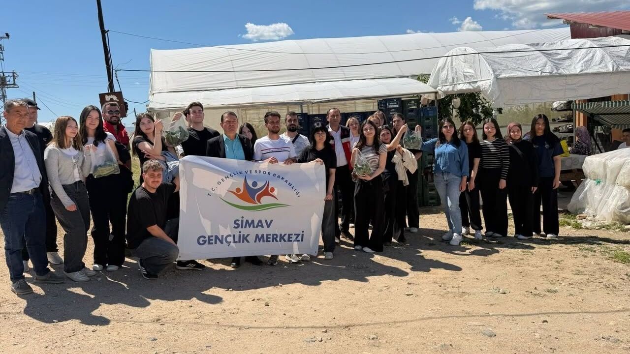 Kütahya Simav’da gençler serada hasatla buluştu