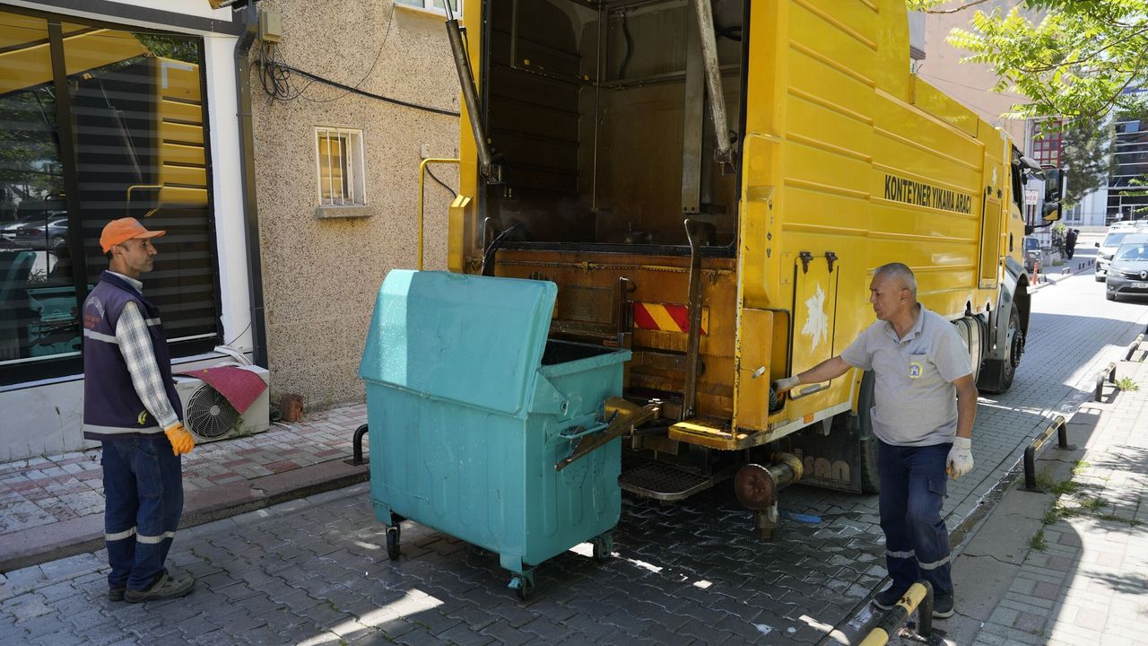 Kütahya Tavşanlı'da konteynerler dezenfekte ediliyor