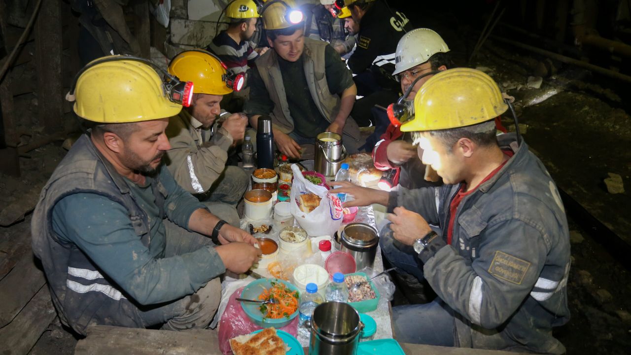 YERİN 300 METRE ALTINDA İFTAR YAPTILAR