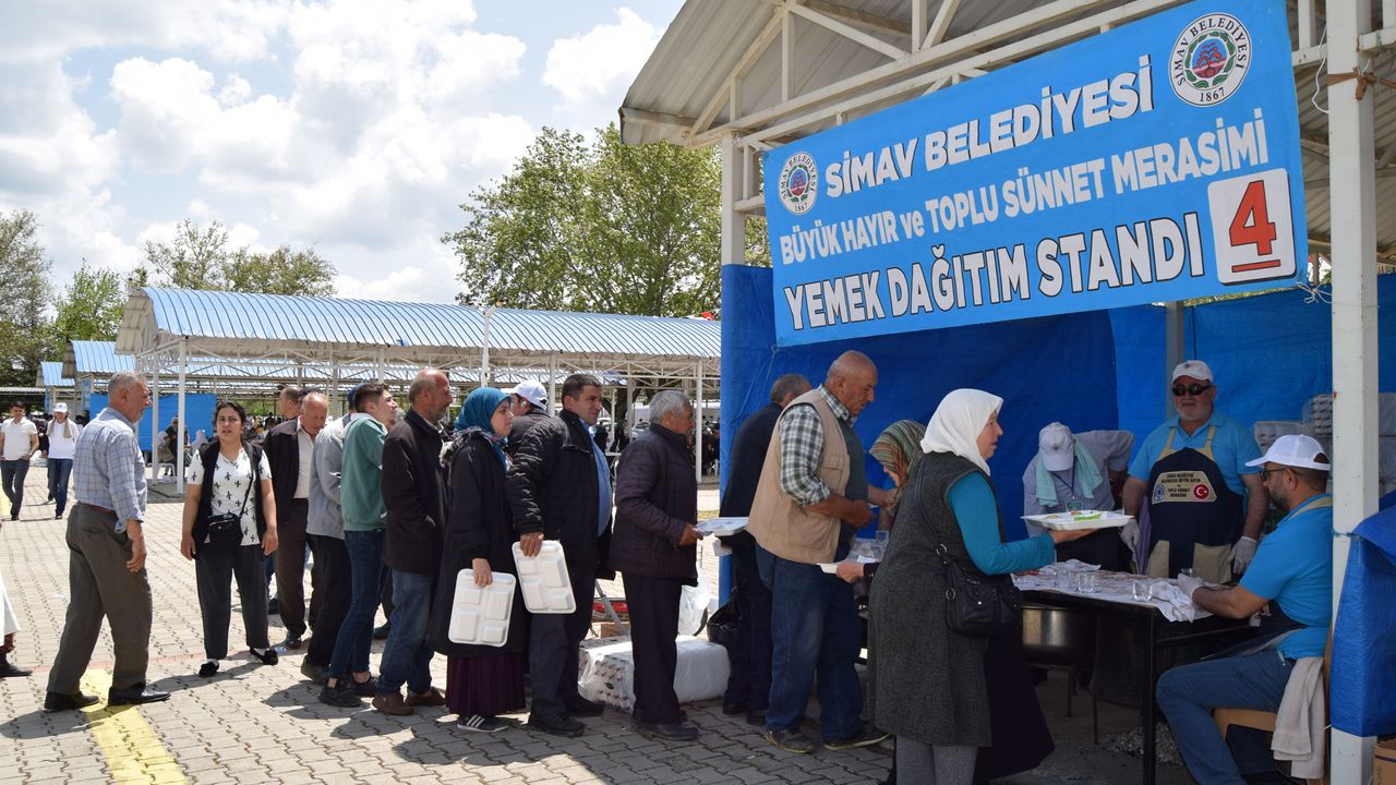 Simav'da "Büyük Hayır ve Sünnet Şöleni"nde yemek dağıtıldı