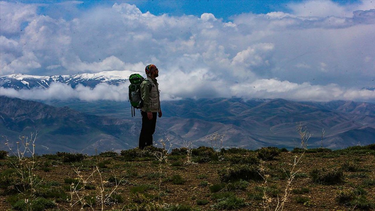 Van'da doğaseverler Keşiş Gölü'nün çevresini gezdi