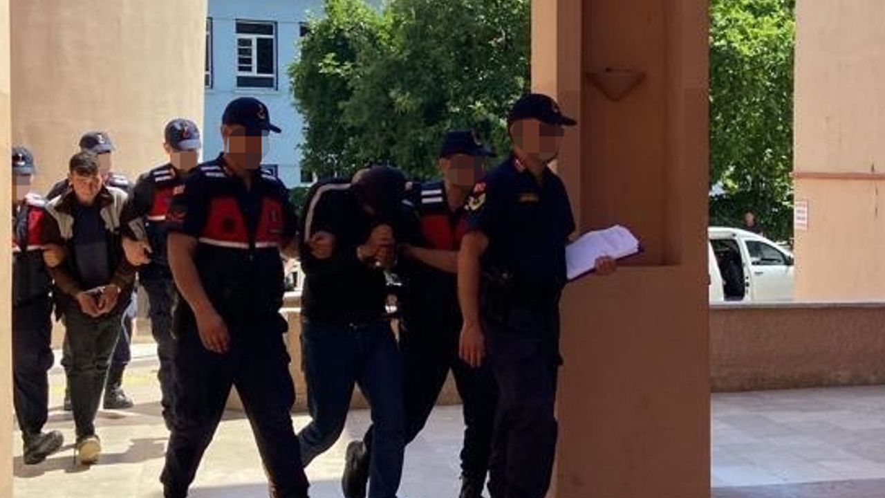 İzmir'de sosyal medya üzerinden terör propagandası suçlamasıyla 11 kişi yakalandı