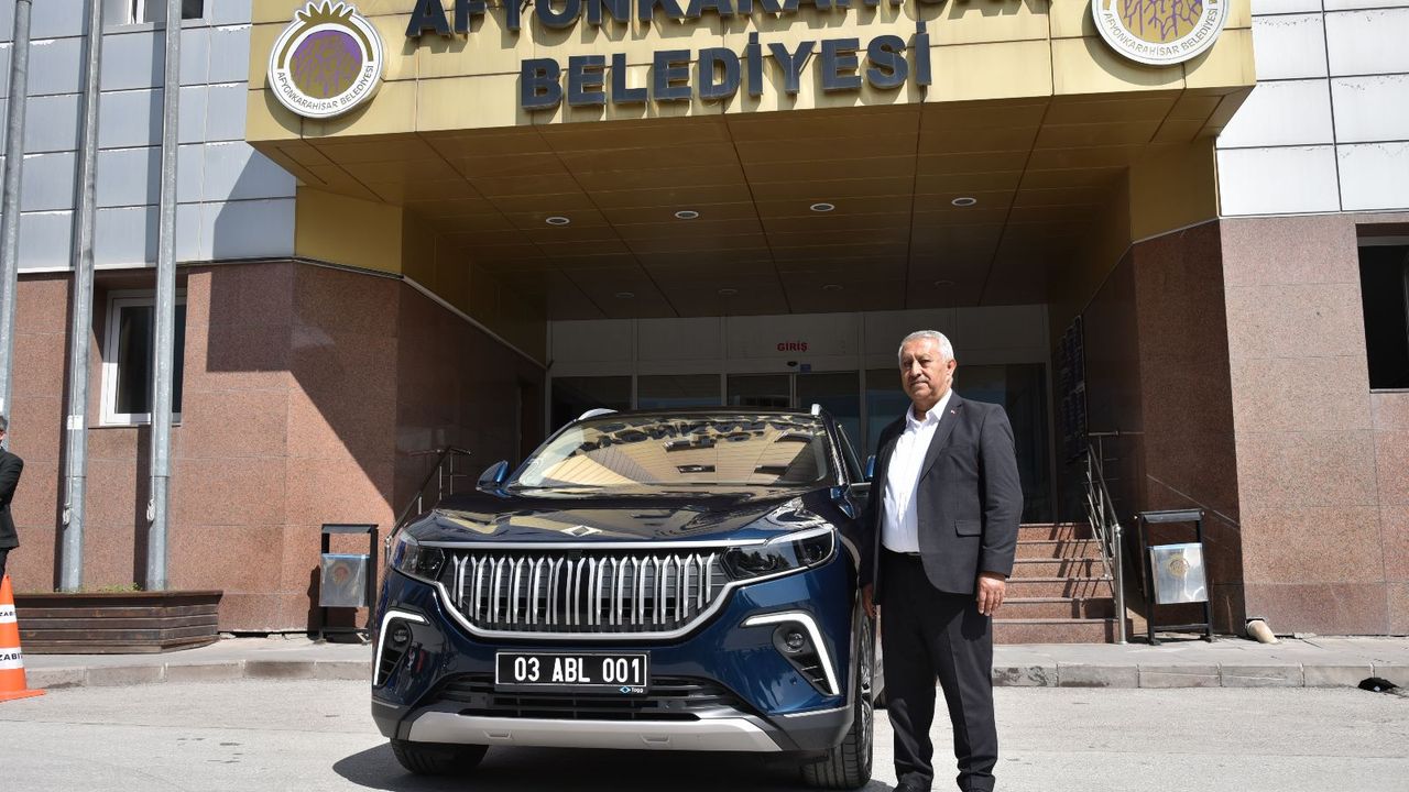 Afyonkarahisar Belediyesinin yeni makam aracı "Gemlik mavisi" renkli Togg tanıtıldı