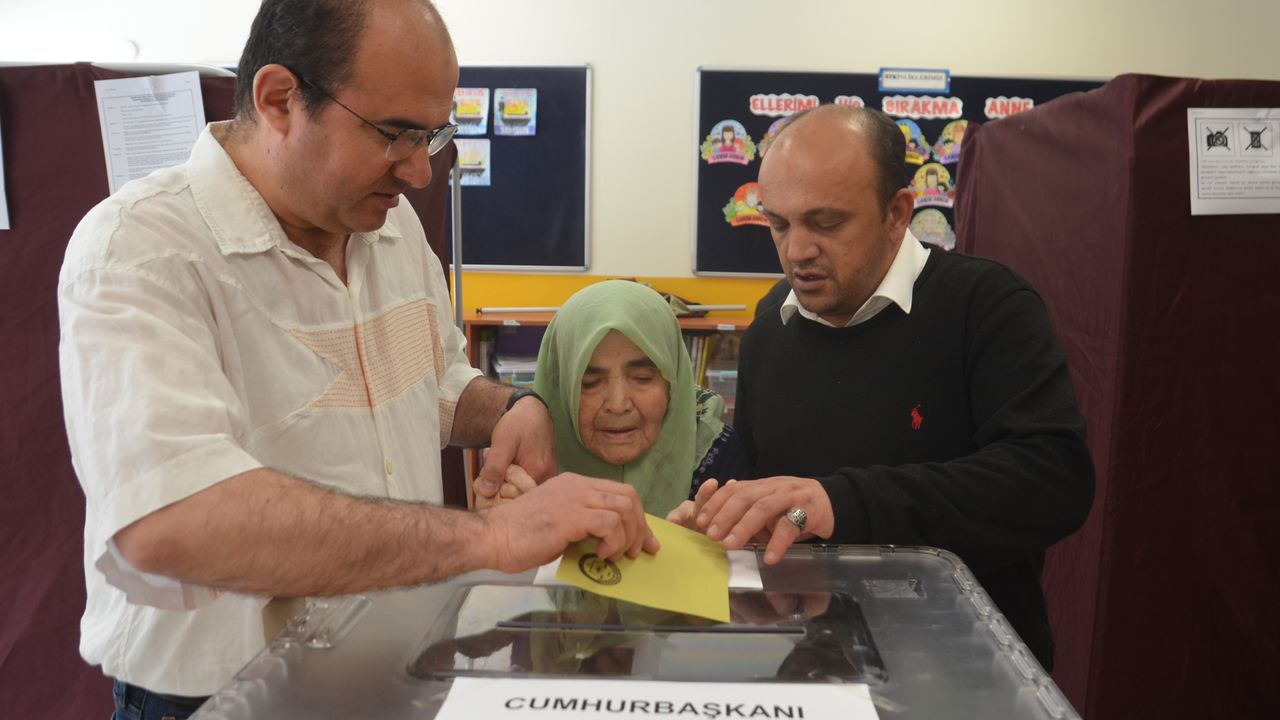 Kütahya’da 95 yaşındaki kadın torununun yardımıyla oy kullanmaya gitti