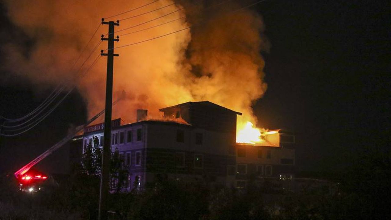 Uşak'ta özel bir kolejin çatısında çıkan yangın söndürüldü