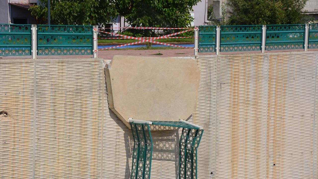 Çay kenarındaki seyir balkonunun çökmesi sonucu 2 kişi yaralandı