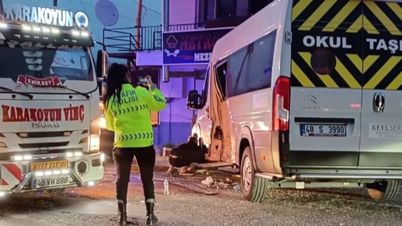 Muğla'da servis minibüsleri çarpıştı: 28 kişi yaralandı