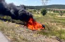 Kütahya’da devrilen otomobil alev topuna döndü, yaralılar var
