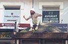 Kütahya’da büfeye kendisini zincirledi, belediye ise açıklama yaptı