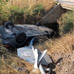 Kütahya’da otomobil sulama kanalına devrildi, ölümden döndüler