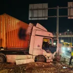 Kütahya’da tır refüje çarptı, sürücü yaralı