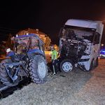 Uşak'ta tırla traktör çarpıştı ölü ve yaralılar var