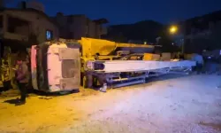 Freni arızalanan beton mikserinin 3 araca çarptı: 4 yaralı