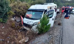 Muğla'da minibüs trafik levhasına çarptı, 8 yaralı