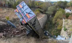 Tamir ederken tır hareket etti, dereye uçtu