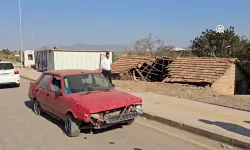 Yoldan çıkan otomobil yol kenarındaki binanın çatısına düştü