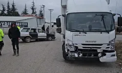 Çorum'da kamyonla otomobil çarpıştı: 2 yaralı