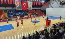 Kütahya’da voleybolda kazanan Şehitler Ortaokulu