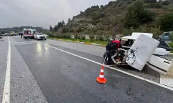 Aydın'da otomobil park halindeki araca çarptı: 1 ölü, 4 yaralı