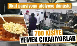 Kütahya’da öğrenciler hem okuyor hem yemek yapıyor