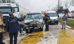 Minibüs park halindeki tıra çarptı: 3 yaralı