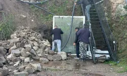 Muğla'da istinat duvarı çöktü, park halindeki otomobil hasar gördü