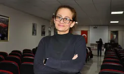 Depremzede işaret dili öğretmeni mesleğiyle umut oluyor