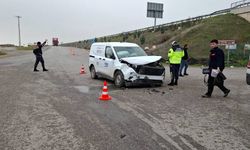 İzmir’de yolcu minibüsü ile hafif ticari araç çarpıştı: 9 yaralı