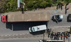 İzmir'de tıra çarpan otomobil sürücüsü hayatını kaybetti