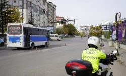 Kütahya’da direksiyon başında cep telefonu kullandılar cezayı yediler