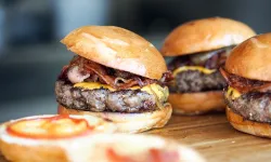 Fast food devinden şok uygulama: 21 yaş altı giriş yasağı