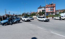 Kütahya Domaniç'te iki otomobil çarpıştı: 5 kişi yaralandı