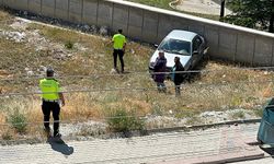 Kütahya’da otomobil yoldan çıktı, boş araziye savruldu