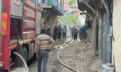 Afyonkarahisar'da iki katlı ahşap evde yangın çıktı