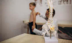 Çocuklarda sık görülüyor: Omurga eğriliğine dikkat!