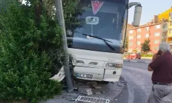 Kütahya'da freni boşalan işçi servisi elektrik direğine çarptı