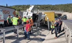 Kütahya’da Ilıca virajında tır devrildi, 1 yaralı