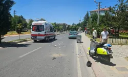 Kütahya’da motosiklet park halindeki otomobile çarptı