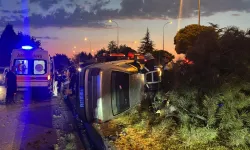 Kütahya’da otomobil ağaçları biçerek devrildi
