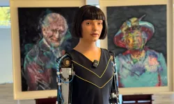Robot ressam Ai-Da, Kral Charles’ın portresini çizdi