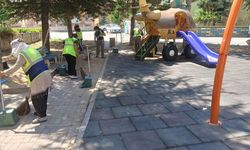 Kütahya Cumhuriyet Mahallesi’nde park ve bahçelerde temizlik çalışması