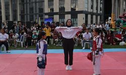 Minik sporcular açık havada taekwondo hünerlerini sergiledi