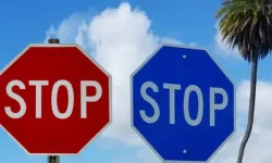 Her yerde kırmızı olan dur levhası bu şehirde mavi: İşte anlamı