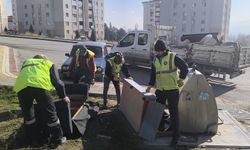 Kütahya’da Akkent Mahallesi’nde biriken çöpler temizlendi