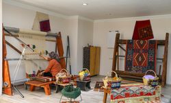 Uşak'ta çocuk yaşta başladığı dokumacılığı 50 yıldır sürdürüyor
