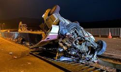 Afyonkarahisar’da köprü demirlerine çarpan otomobilde 1 ölü, 3 yaralı