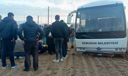 Afyonkarahisar’da öğrenci servisi ile kamyonet çarpıştı 14 yaralı