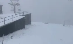 Bursa Uludağ'da kar yağışı başladı, pistler beyaza büründü