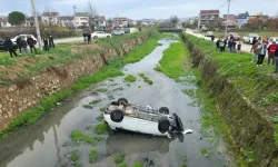 Bursa’da otomobil dereye devrildi: 3 yaralı