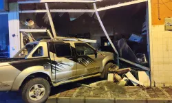 İzmir’de pikap iş yerinin deposuna girdi